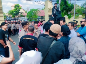 Ratusan Elemen Koalisi Rakyat NTB Turun ke Polda: Tuntut Penahanan Tersangka Pembakaran Santri dan Pelaku Rasisme