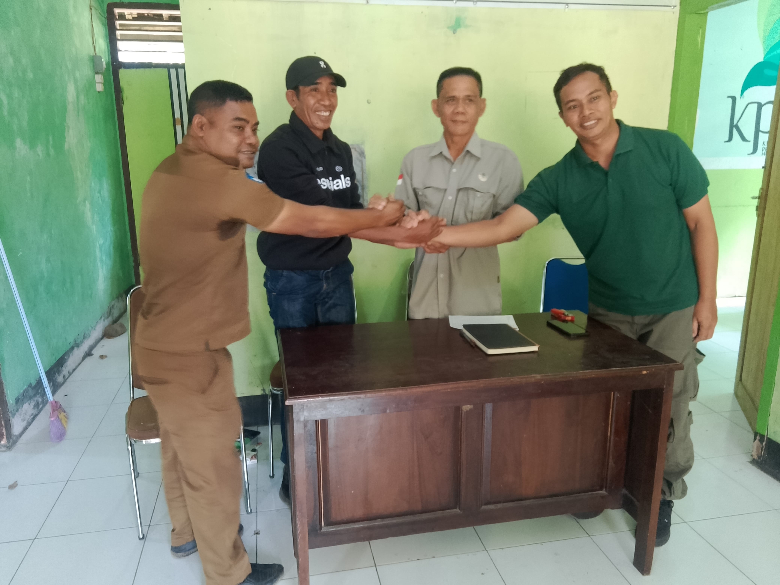 KEPALA RESORT PEKAT MEMINTA MAAF, PERSELISIHAN DENGAN KEPALA DESA PEKAT BERAKHIR DAMAI MELALUI TABAYUN