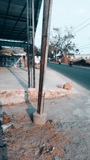 Pondasi & Toko Berdiri di Bahu Jalan Provinsi Ntb, Ruang Publik Direbut — Masyarakat Desak Instansi Terkait Turun Tangan
