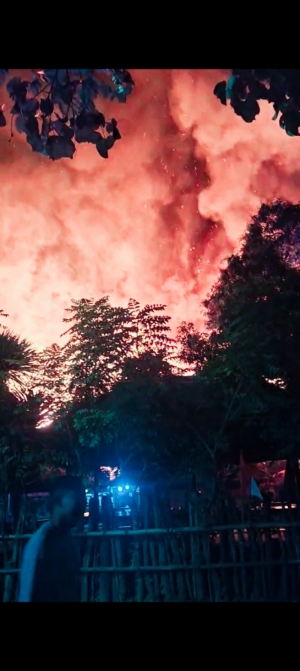 BERITA TERKINI: KEBAKARAN HEBAT MELANDA DESA ADAT SADE, KECAMATAN PUJUT, LOMBOK TENGAH API BELUM BERHASIL DIPADAMKAN