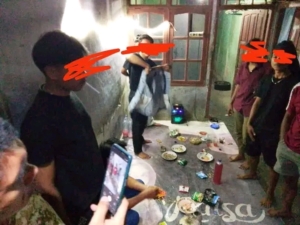 TEGAKKAN PERDA MINUMAN BERALKOHOL, Satpol PP Lombok Tengah Tertibkan Konsumsi Tuak di Dua Lokasi Praya